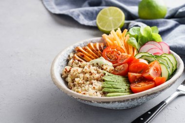 Tavuk, Quinoa ve taze sebze ile Sağlıklı buda kase.