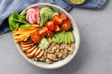 Quinoa, ızgara tavuk ve avokado ile Sağlıklı salata kase.