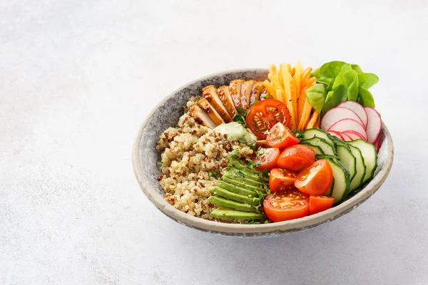 Healthy buddha bowl with chicken, quinoa and fresh vegetables. — Stock Photo, Image