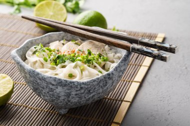 Pho ga, Vietnamca tavuk pirinç şehriye çorbası.