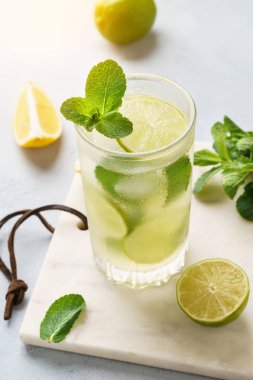 Bir bardaktaze limon, limon ve nane ile soğuk limonata.