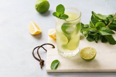 Bir bardaktaze limon, limon ve nane ile soğuk limonata.