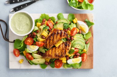 Tavuk, avokado, domates, yumurta ve Mısır ile Cobb salatası.