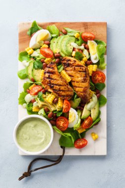 Barbekü tavuk Cobb salata avokado çiftlik pansuman ile.