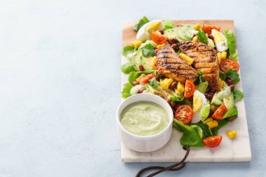 Çiftlik sosu ile ızgara tavuk göğsü ve sebze salatası.