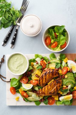 Barbekü tavuk Cobb salata avokado çiftlik pansuman ile.