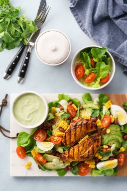 Izgara tavuk göğsü ve taze sebze salatası. Sağlıklı gıda.