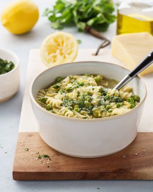 Minestrone, makarna ve Savoy lahana ile Italyan sebze çorbası.