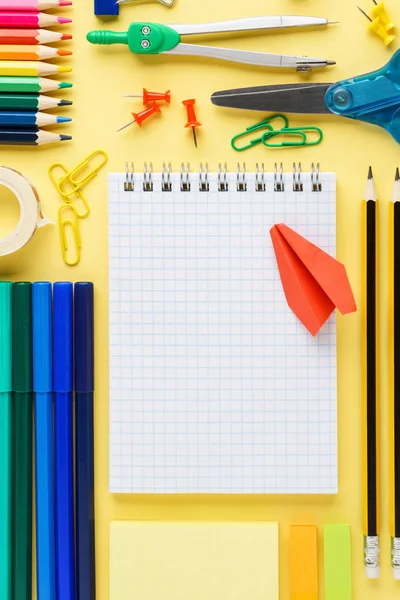 Collezione di cancelleria colorata scuola su sfondo giallo . — Foto Stock