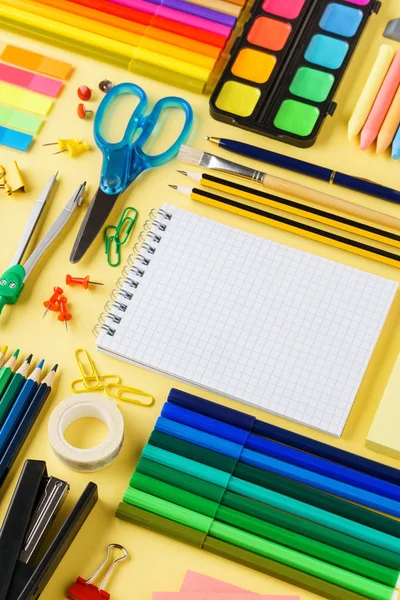 Set di cancelleria colorata e forniture per la scuola . — Foto Stock