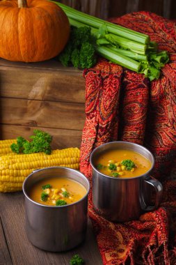 Kabak çorbası mısır ve maydanoz ile servis edilir. Vegan gıda.