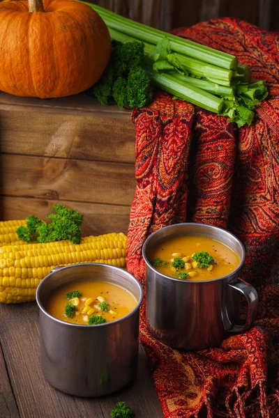 Kürbissuppe mit Mais und Petersilie. Veganes Essen. — Stockfoto