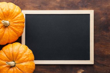 Ahşap çerçeve ve kabak ile Chalkboard. Düz yatıyordu.