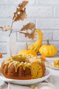 Kabak bundt kek şeker sır ve şekerlenmiş meyve ile tepesinde