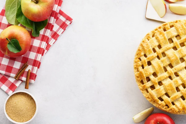 Домашній яблучний пиріг з решіткою зверху та інгредієнтами . — стокове фото