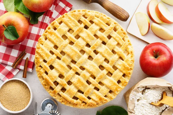 Домашній яблучний пиріг з решіткою зверху та інгредієнтами для приготування . — стокове фото