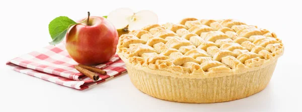 Torta de maçã caseira e ingredientes no fundo branco . — Fotografia de Stock