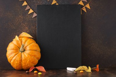 Tebeşir tahtası, kabak, sarı yaprakları ile Sonbahar arka plan.