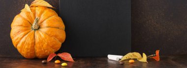 Kabak, yaprak ve şekerler ile Sonbahar tebeşir tahtası arka plan.