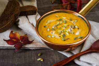 Öğle yemeğinde tohum ve krema ile kabak çorbası.