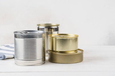 Gıda konserveleri ile çeşitli kapalı konserve konserveleri.