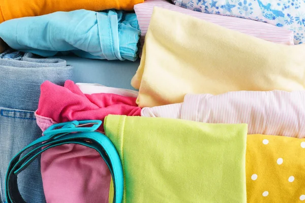 Διάφορα πολύχρωμα ρούχα για παιδιά και εφήβους. — Φωτογραφία Αρχείου