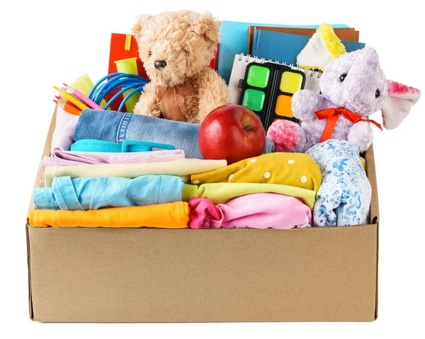Πολύχρωμα ρούχα, επιστολόχαρτα και παιχνίδια σε ένα κουτί. — Φωτογραφία Αρχείου