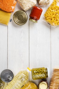 Çeşitli pişmemiş tahıllar, tahıllar, makarna ve konserve yiyecekler.