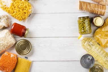 Çiğ tahıl, tahıl, makarna ve konserve gıda seti.