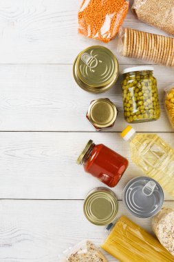 Çeşitli pişmemiş tahıllar, tahıllar, makarna ve konserve yiyecekler.