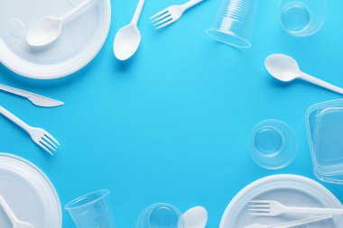Beyaz plastik tek kullanımlık sofra takımı yapılmış çerçeve arka plan.