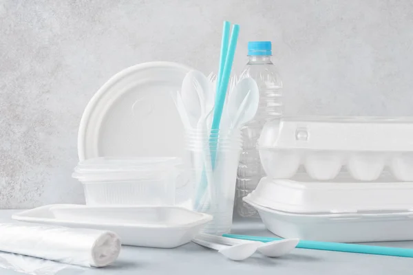 Conjunto de utensílios de mesa descartáveis de plástico branco e embalagem . — Fotografia de Stock