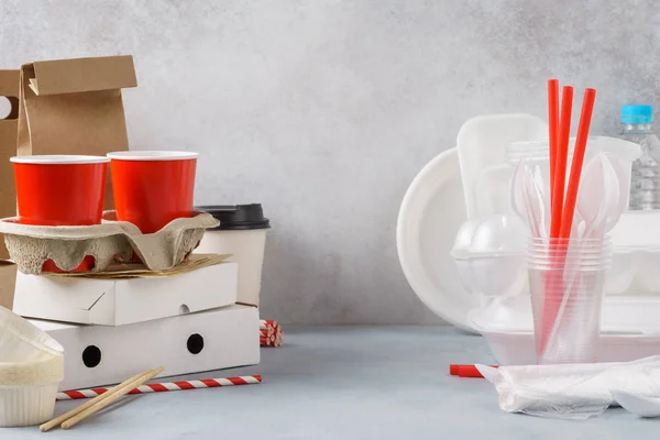 Embalagem de papel ecológica e utensílios de mesa descartáveis de plástico . — Fotografia de Stock