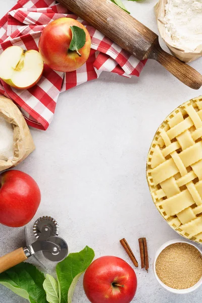 Nyers unsült almás pite szerszámokkal és hozzávalókat a főzéshez. — Stock Fotó