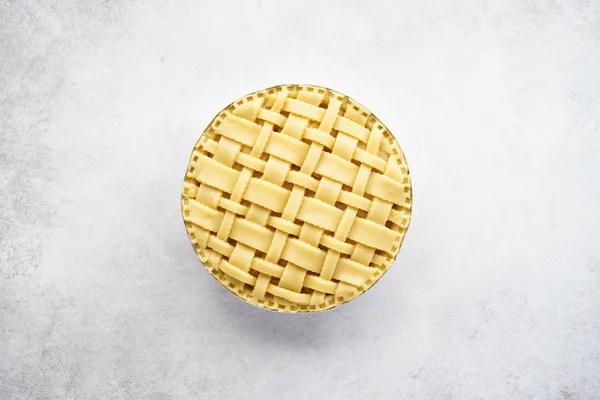 밝은 회색 배경에 격자 상단이있는 원시 구운 사과 파이. — 스톡 사진