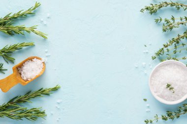 Kaba deniz tuzu, taze kekik ve biberiye dalları.