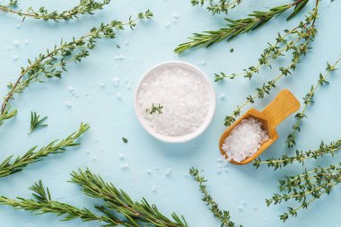 Kaba deniz tuzu, taze kekik ve biberiye dalları.