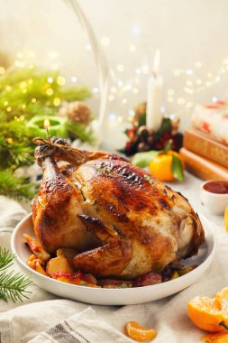 Mandalina ile ev yapımı bütün pişmiş Noel dolması tavuk
