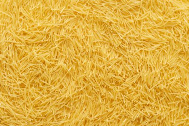 Bir arka plan olarak kuru pişmemiş erişte makarna.