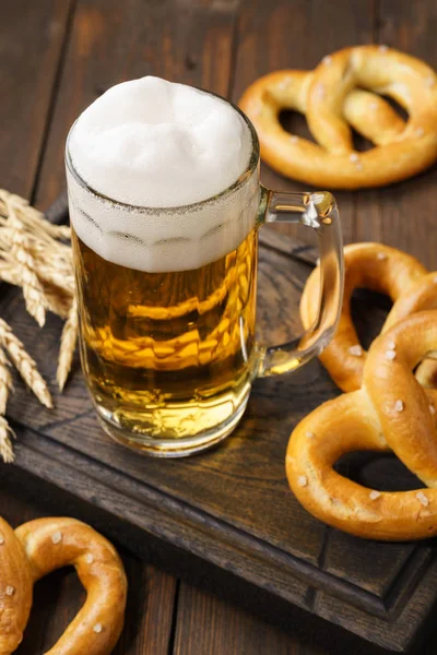 Alman krakerli bir bardak bira birası.