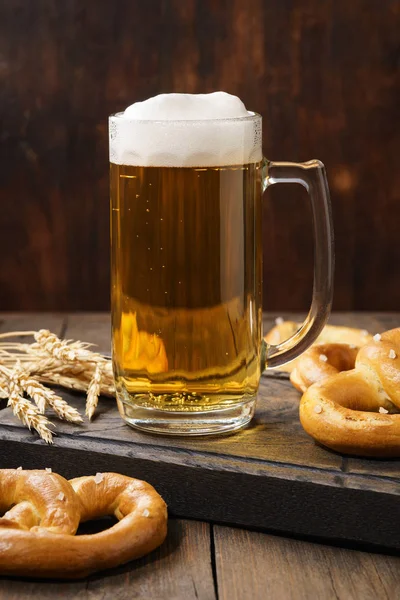 Alman krakerli bir bardak bira birası.