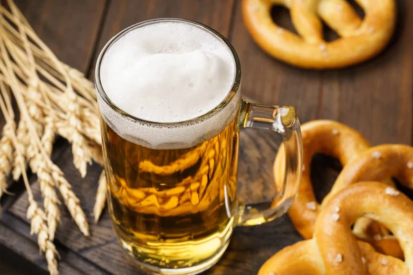 Alman krakerli bir bardak bira birası.