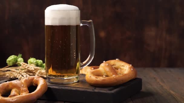 Fresh foamy Lager beer in a glass mug on a dark wooden table. — Stock Video