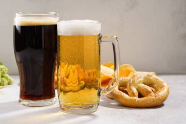 Bira çeşitli - açık ve karanlık ve snack çeşitli.