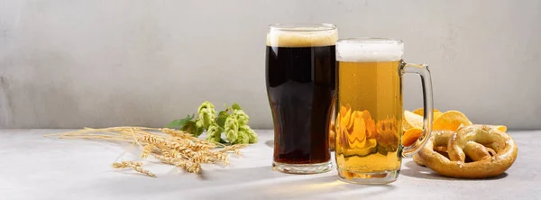 Vários tipos de cerveja - luz e escuro e variedade de lanche . — Fotografia de Stock