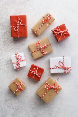 Gri arka planda çeşitli hediye kutuları. Düz yatıyordu. Satış konsepti.