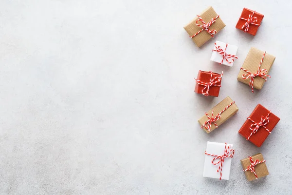 Conjunto de cajas de regalo sobre fondo gris claro. Venta de Navidad . — Foto de Stock