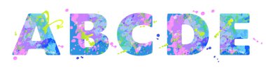 ABCDE harfleri mavi, yeşil, pembe renkli sıvı boya lekeleri, beyaz üzerine izole edilmiş.