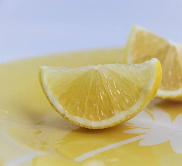 Amarelo Limão Cortado Fatias — Fotografia de Stock