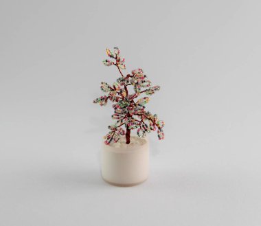 Tel ve boncuklar yapılmış çiçek